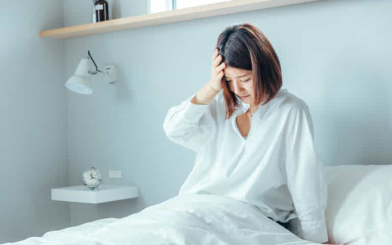 更年期障害の原因と症状、対策について男女別に解説